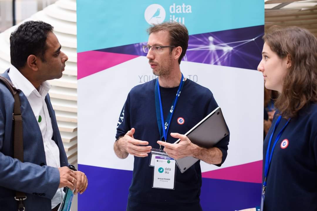 members of dataiku recruiting team talking to candidates