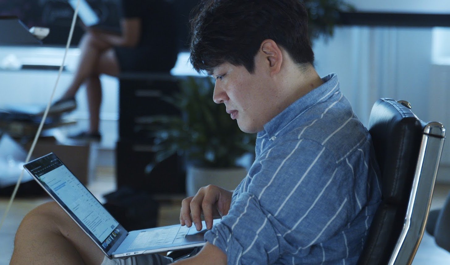 man sitting with laptop working on dataiku